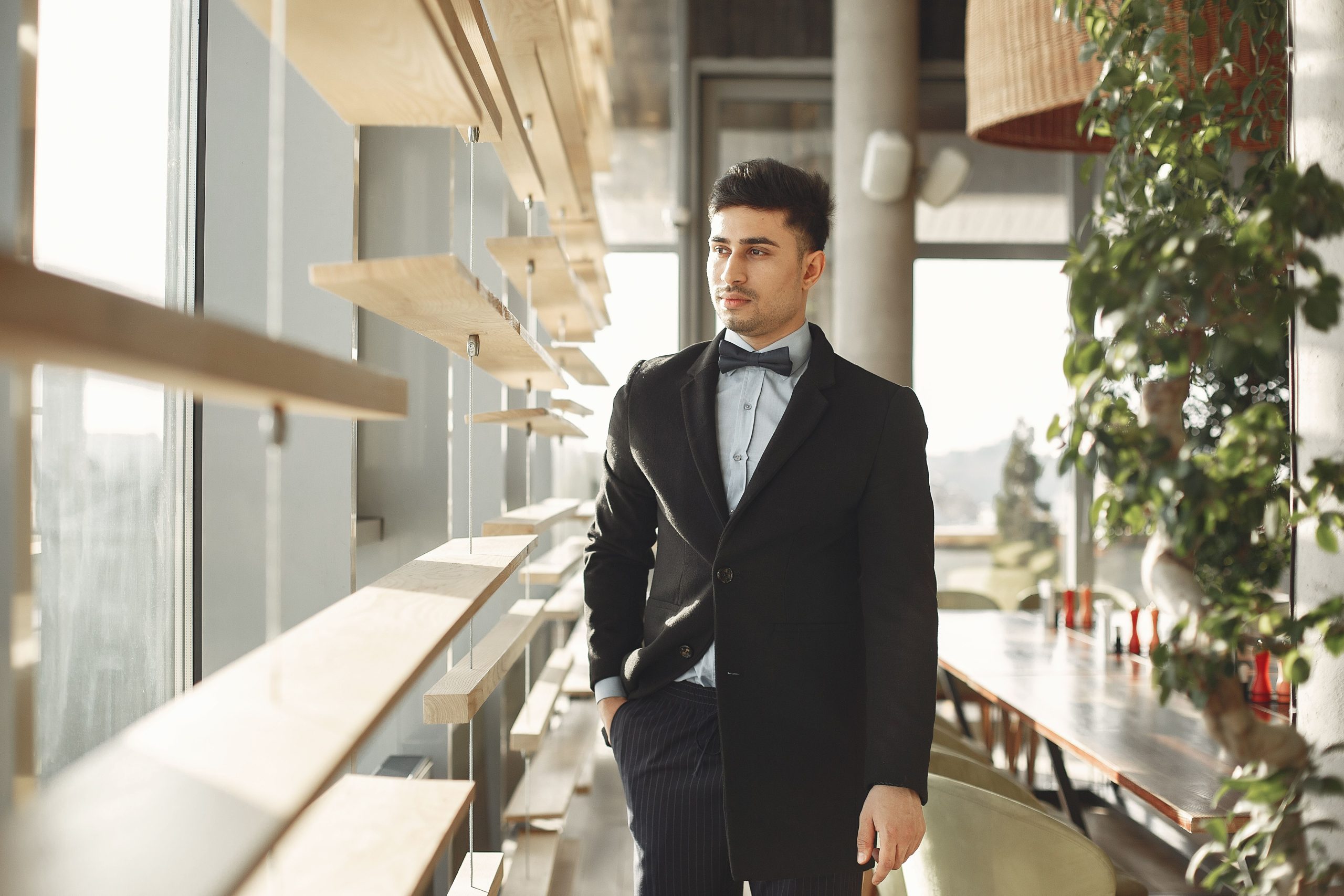 Homme classe avec style vestimentaire