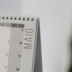 Minimalist table calendar page showing the month of May in Portuguese. Page de calendrier de table minimaliste montrant le mois de mai en portugais.