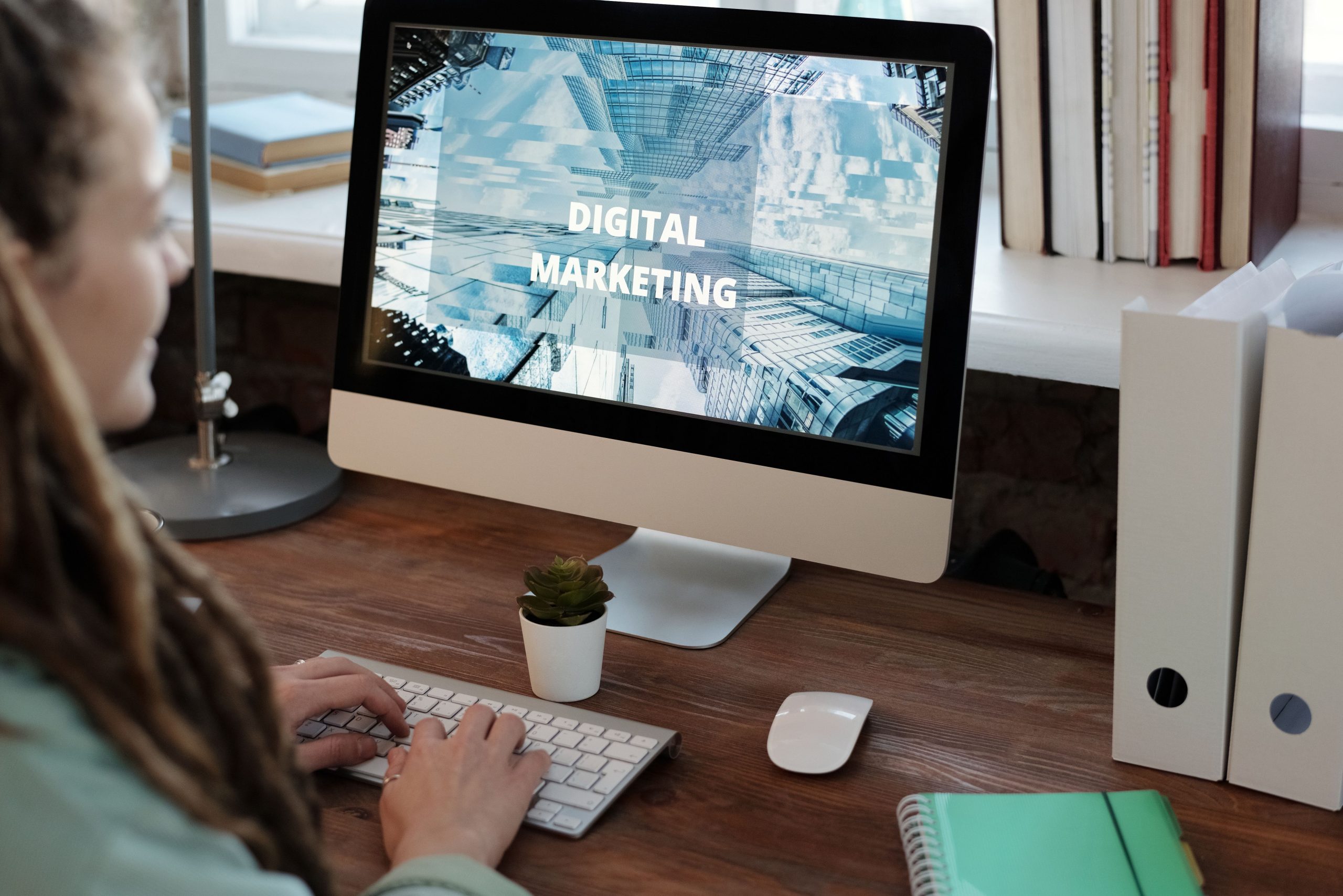 Femme travaillant sur un projet de marketing digital