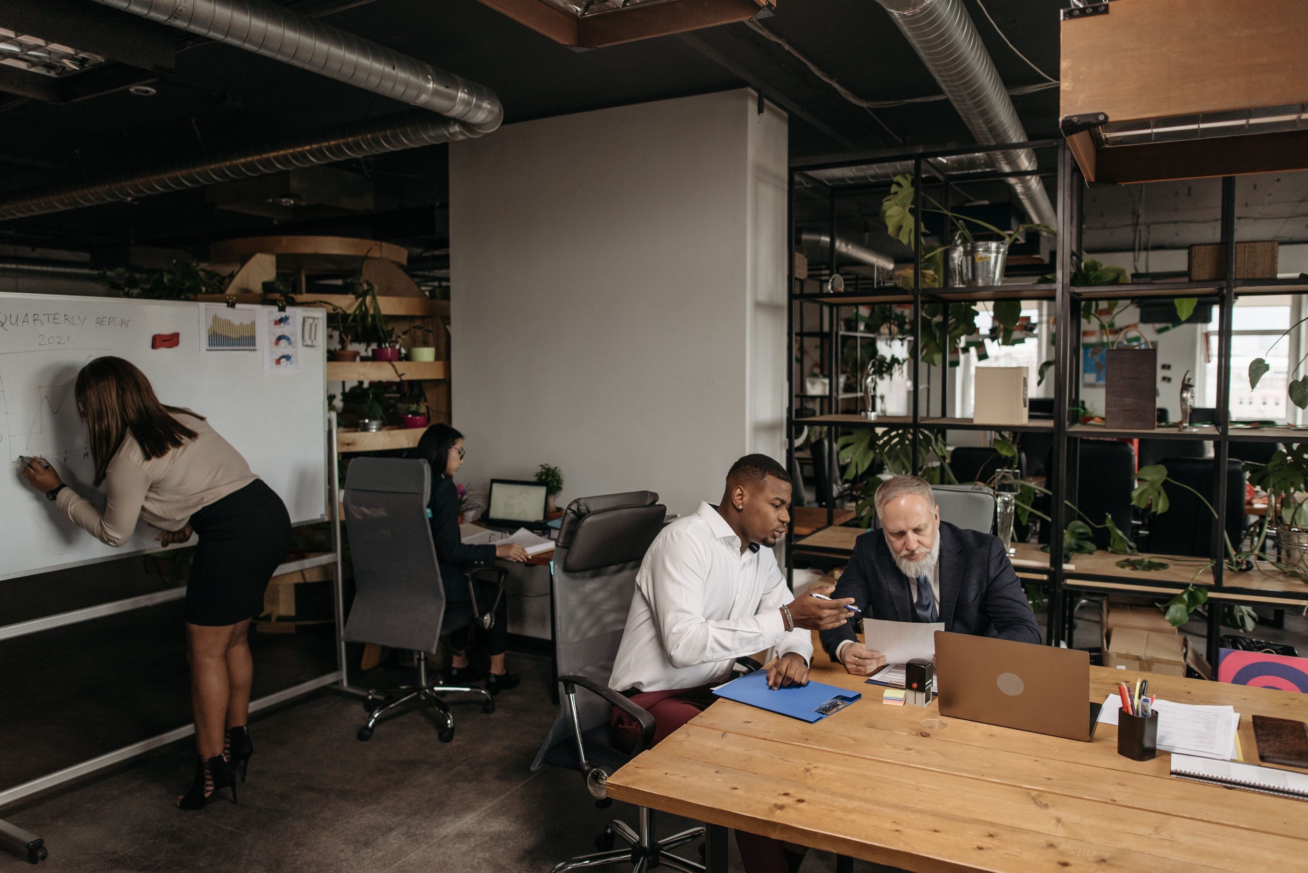 Équipe diverse collaborant et planifiant projet moderne