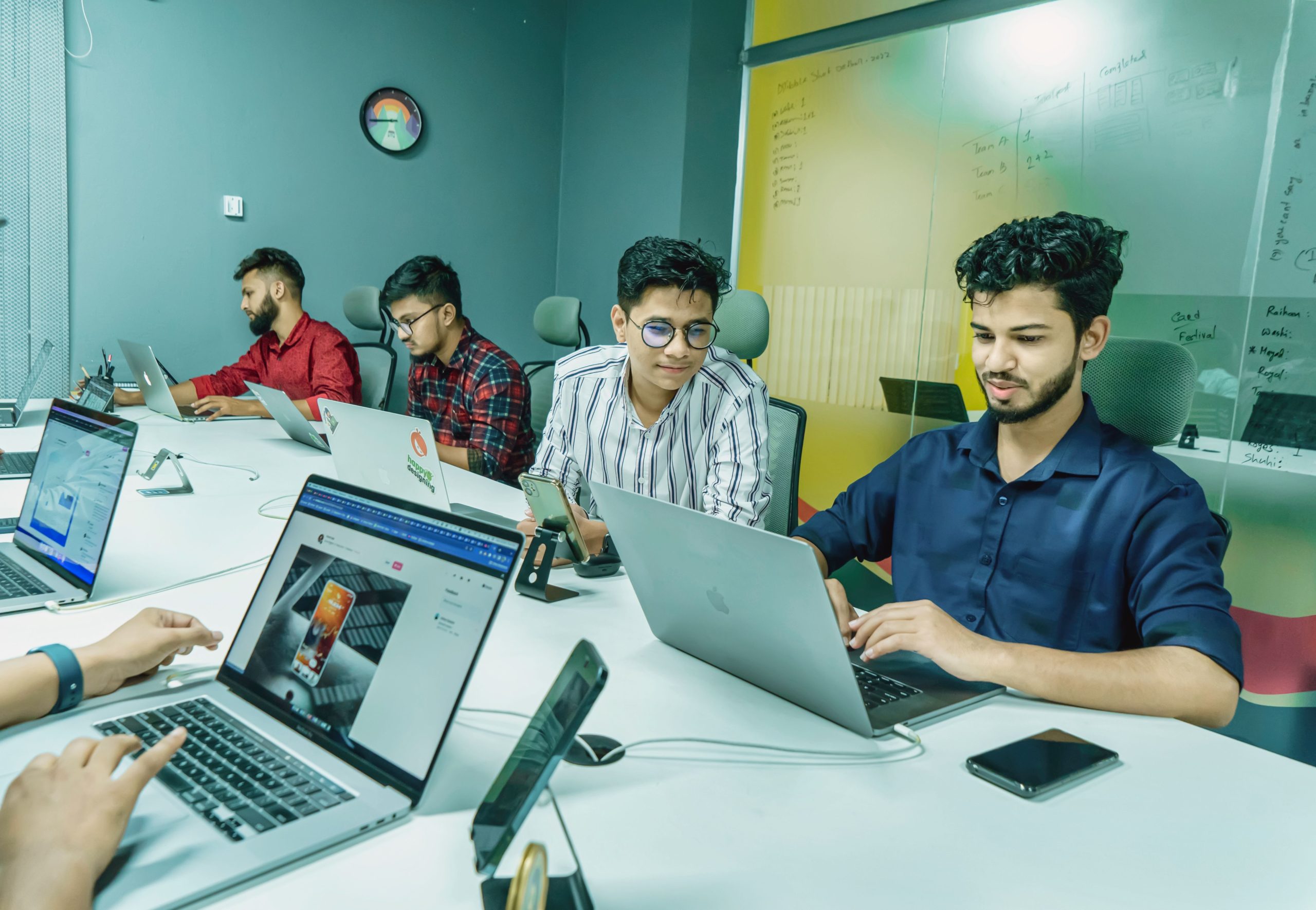 Jeunes professionnels travaillent en équipe moderne