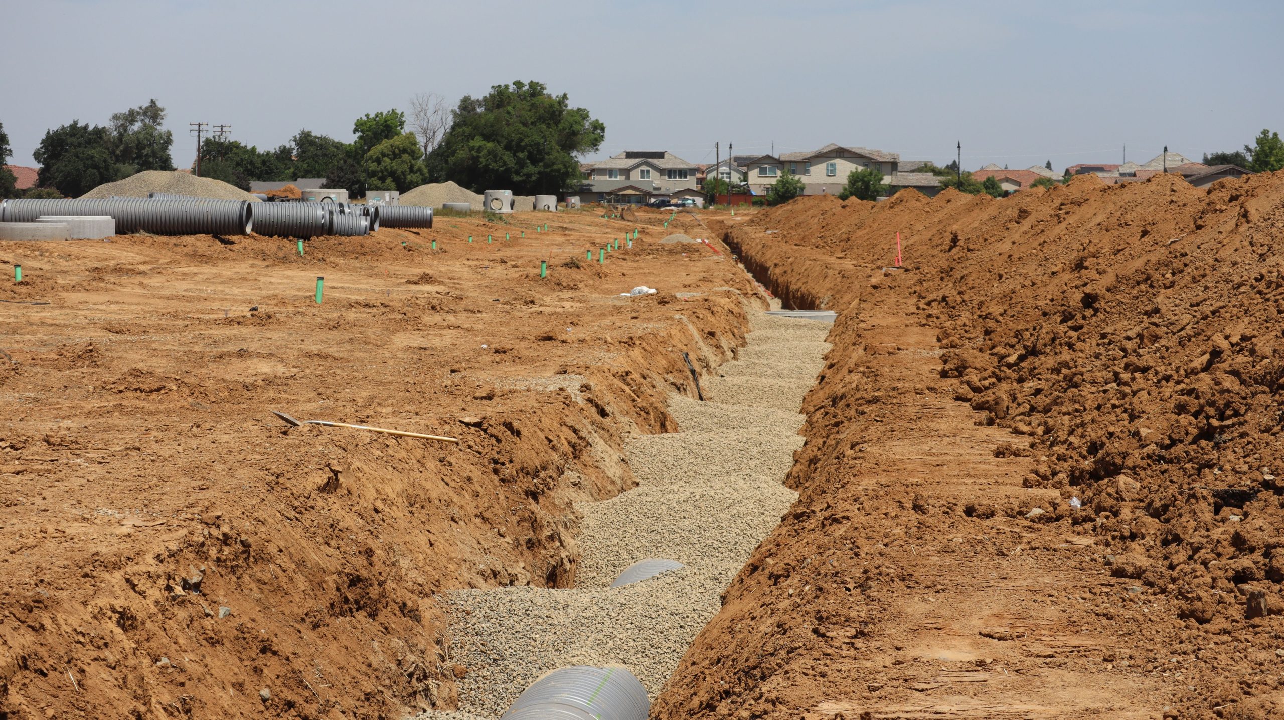 Tranchées et grosses canalisations sur chantier pavillonnaire
