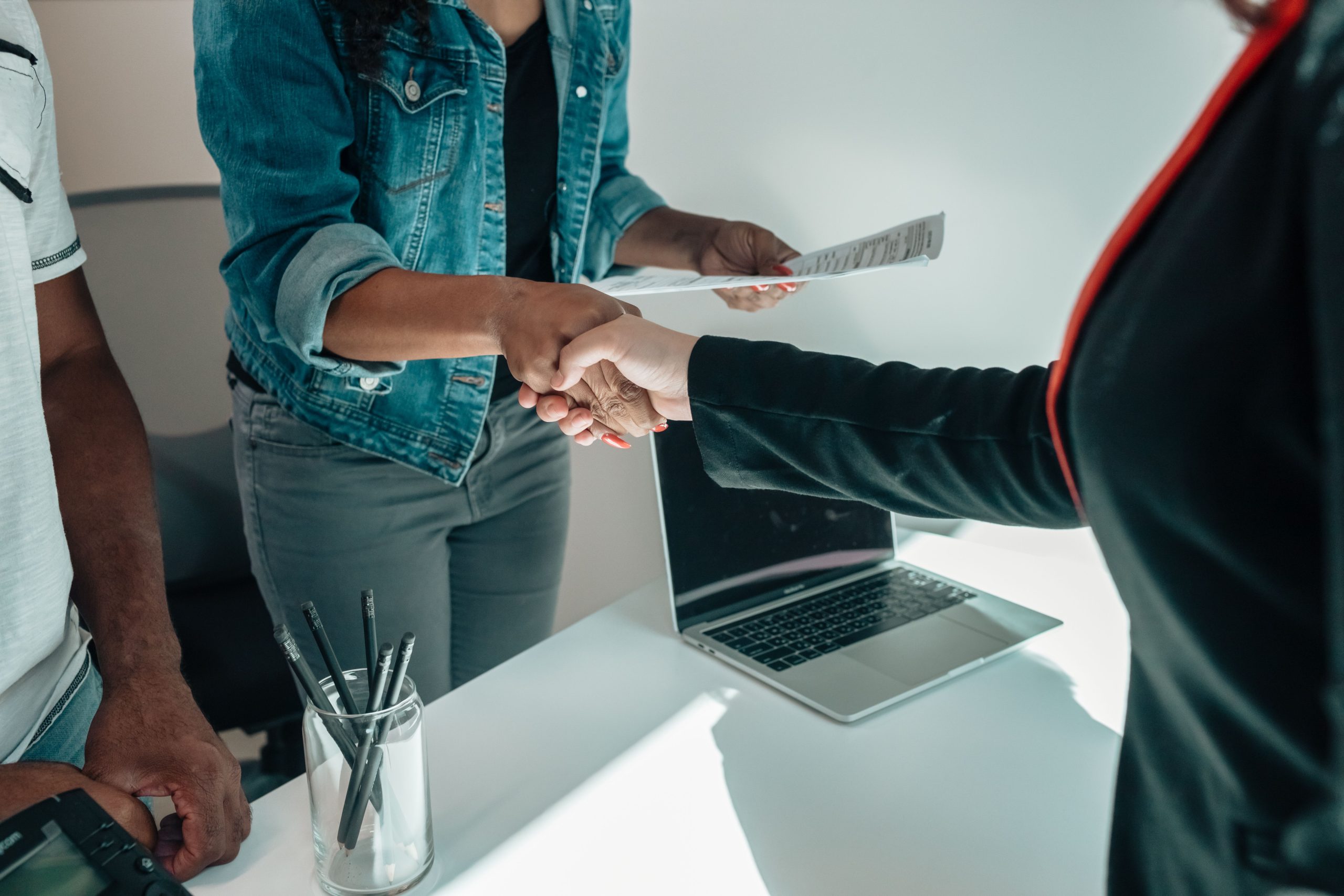 Accord commercial entre deux personnes au bureau