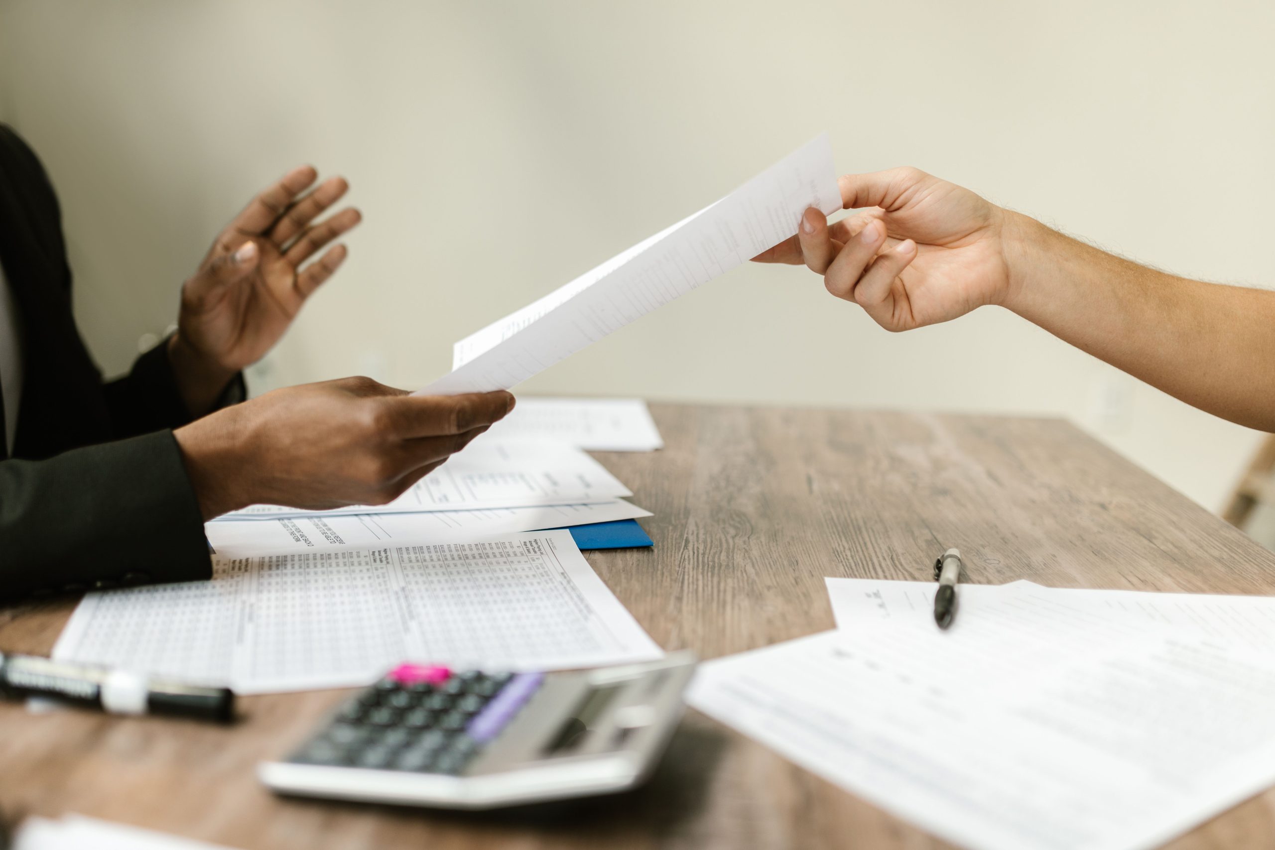 Professionnels échangent documents collaboration corporate