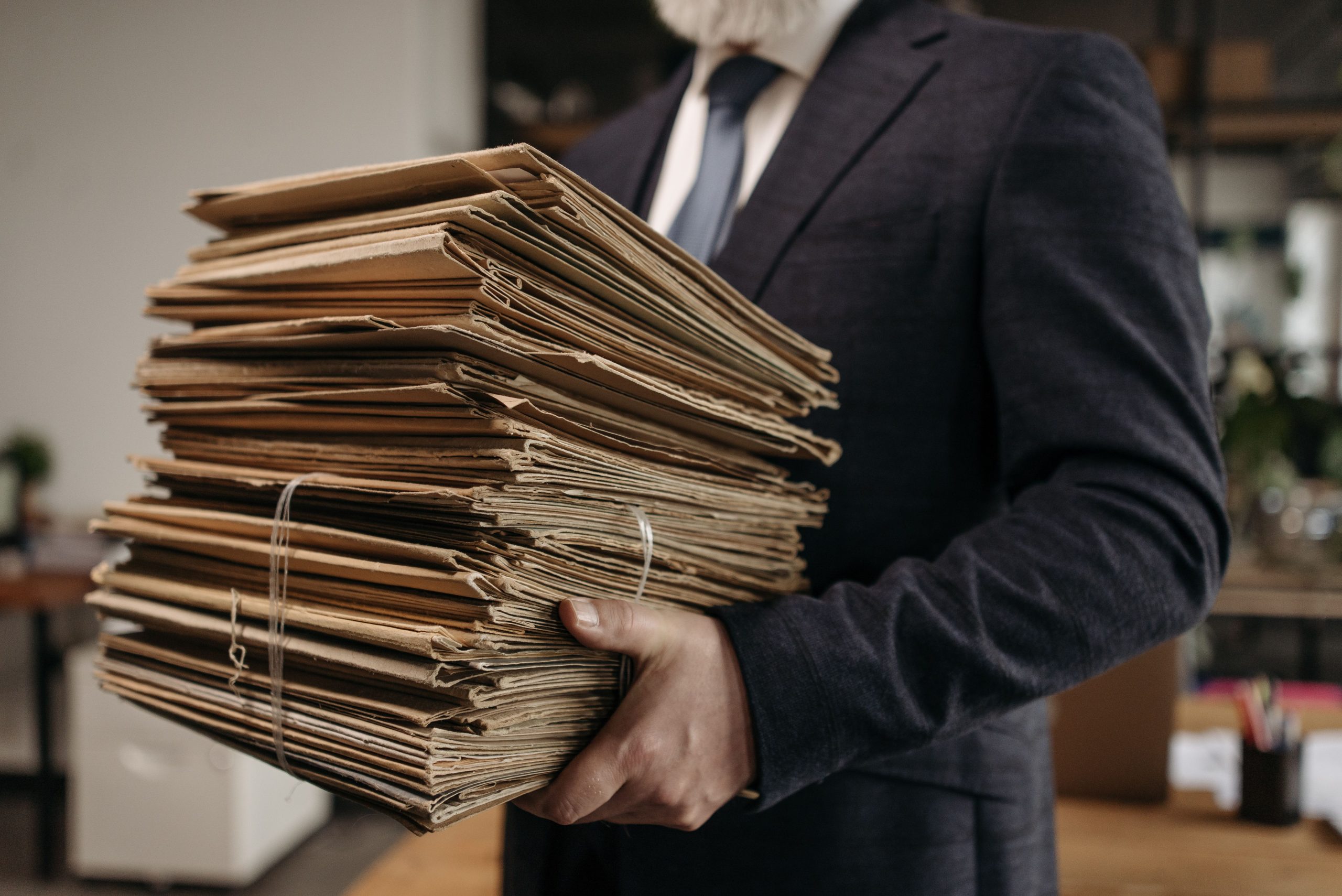 Professionnel tenant pile dossiers bruns bureau