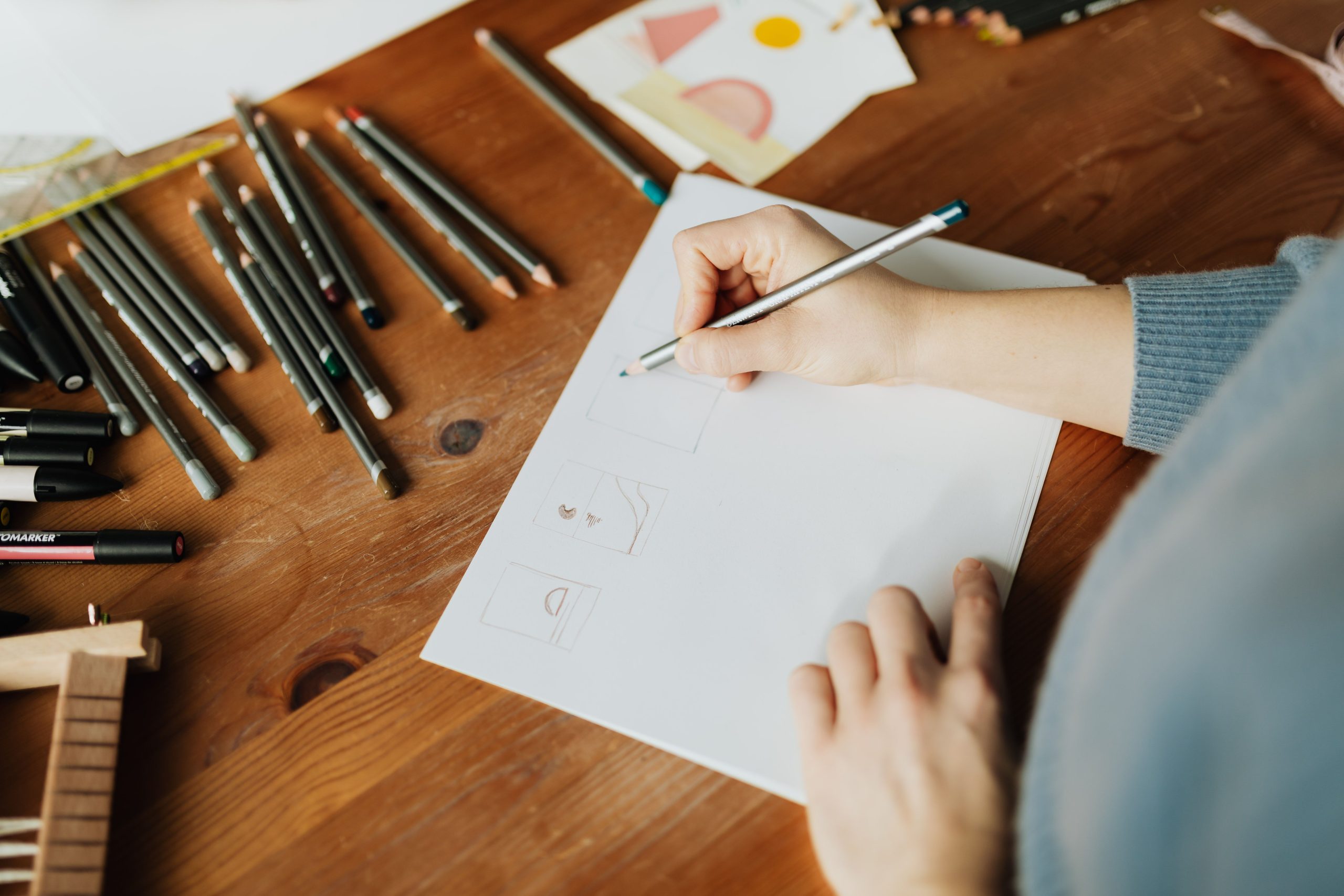 Femme dessinant une esquisse créative en atelier