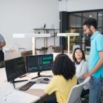 Collaborateurs analysent données financières ensemble
