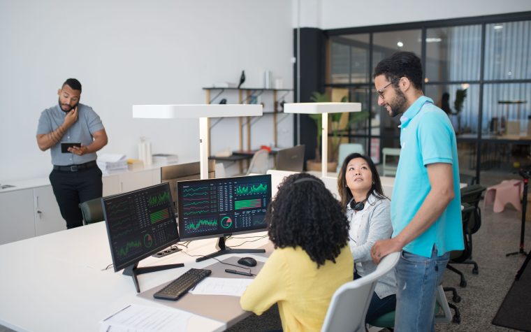 Collaborateurs analysent données financières ensemble