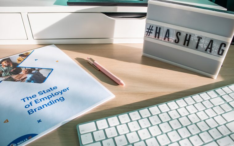 Espace de travail avec livre de branding et clavier