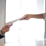 Échange de documents entre deux mains en affaires