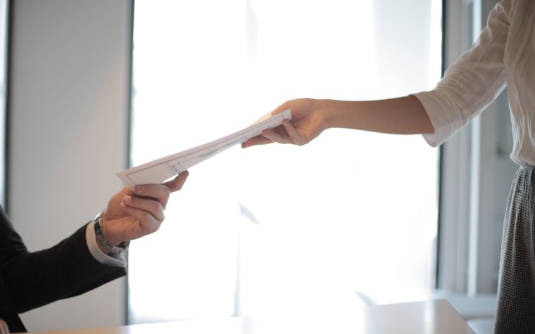 Échange de documents entre deux mains en affaires
