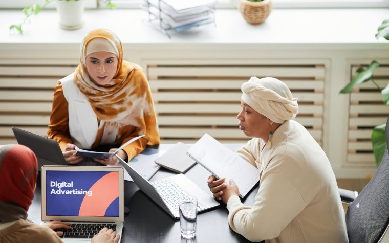 Femmes collaborant sur stratégies marketing digital
