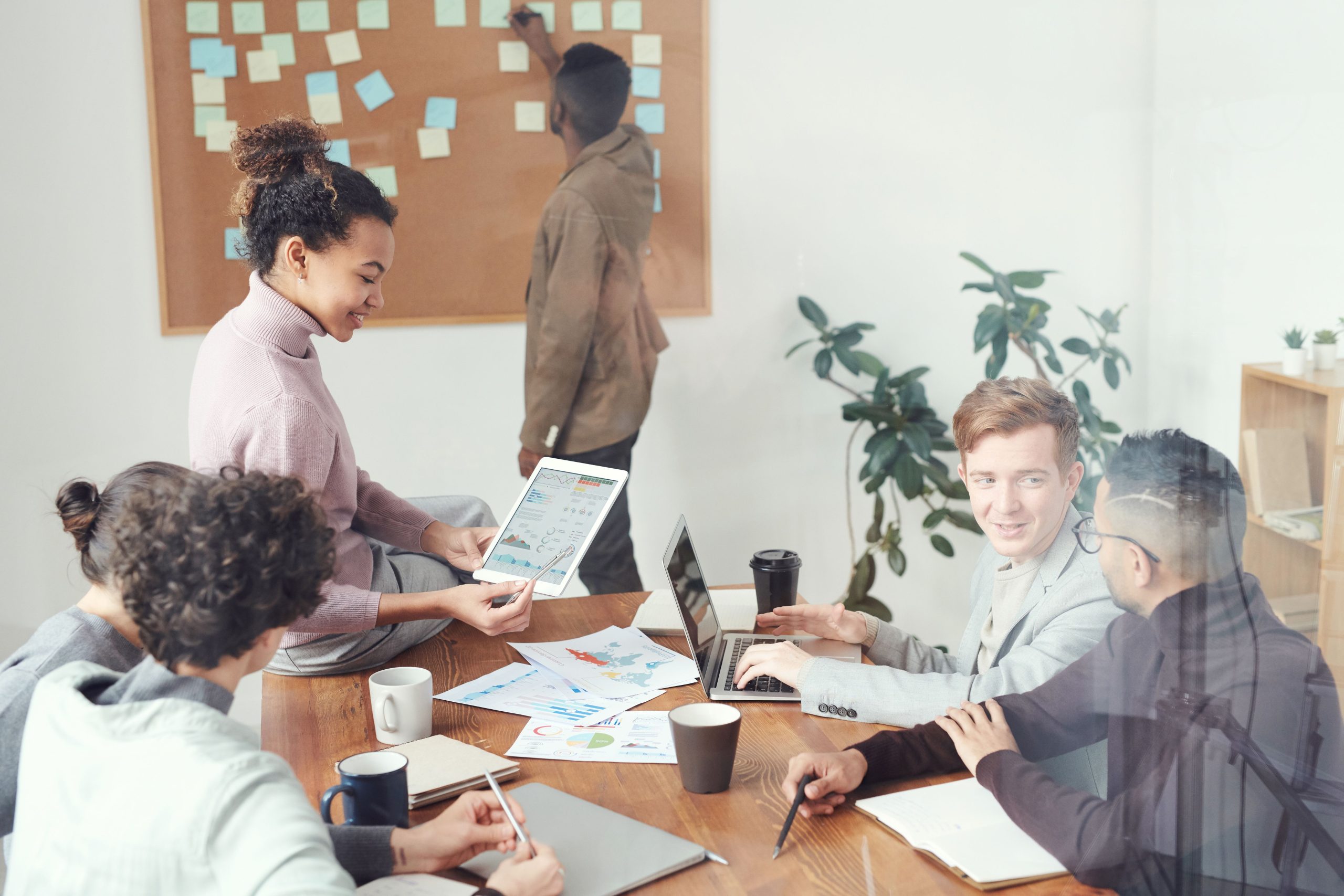 Professionnels discutant idées bureau moderne