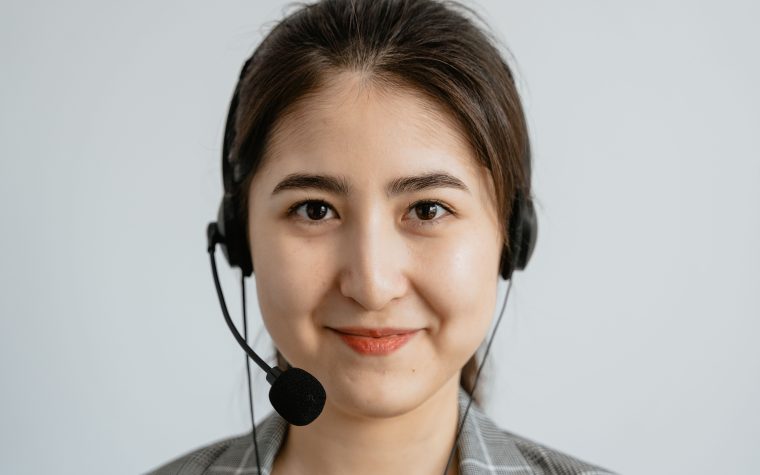Agent du service client souriant avec casque