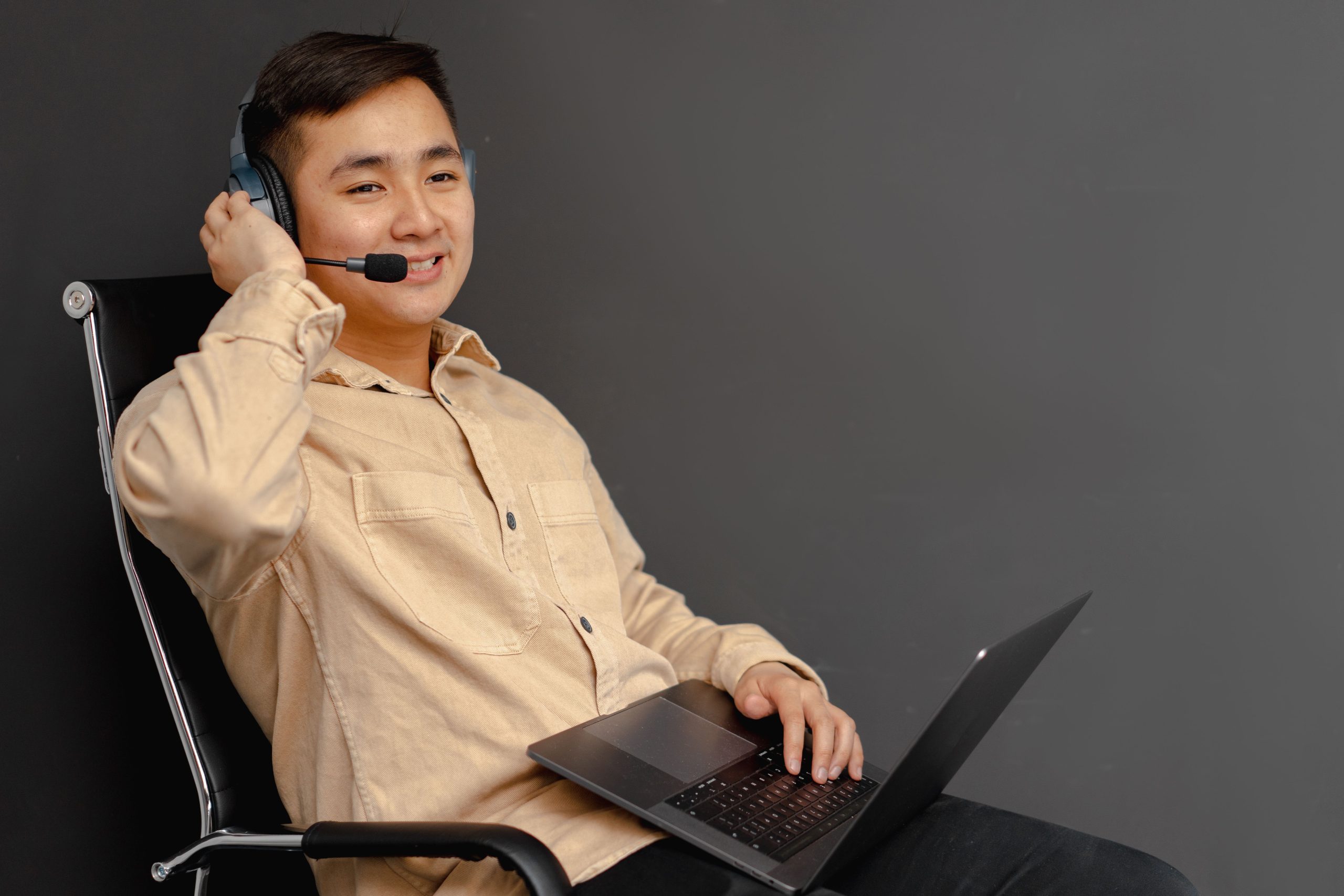 Agent souriant utilisant laptop et casque