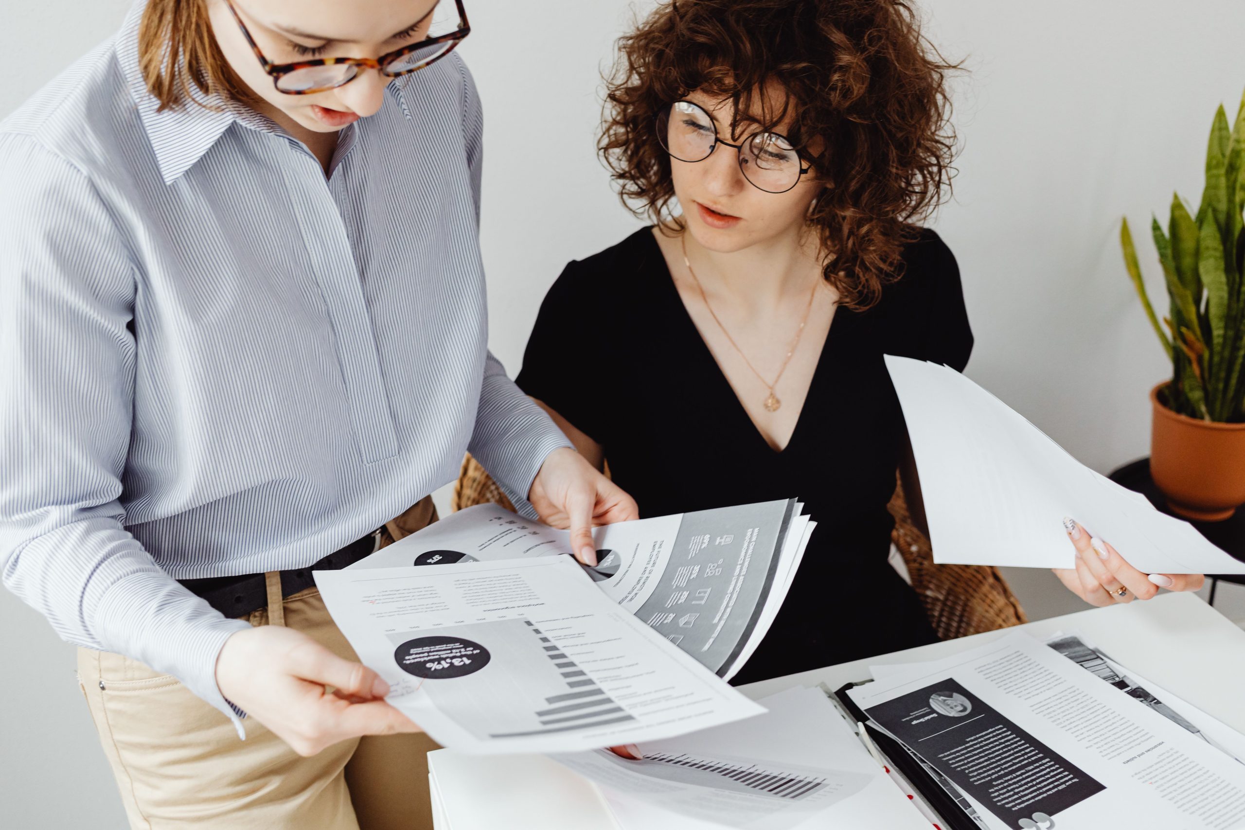 Deux femmes discutent documents financiers travail collaboratif