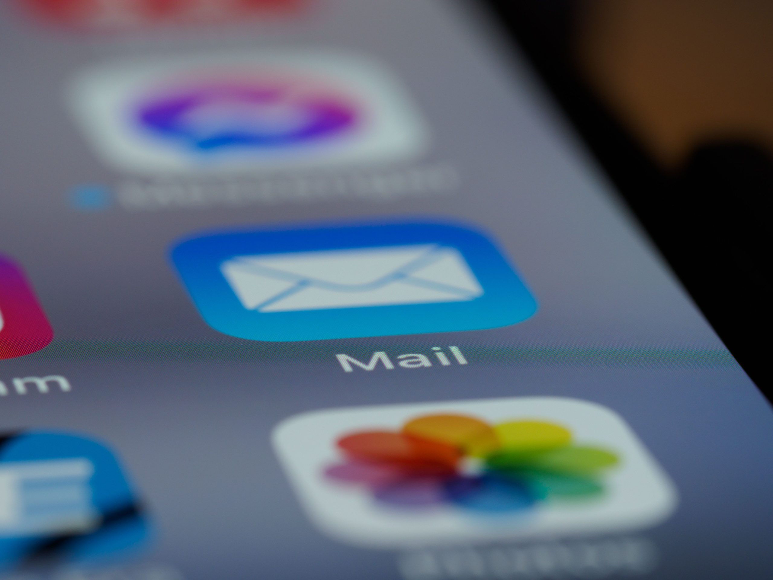 Icône application email sur écran smartphone