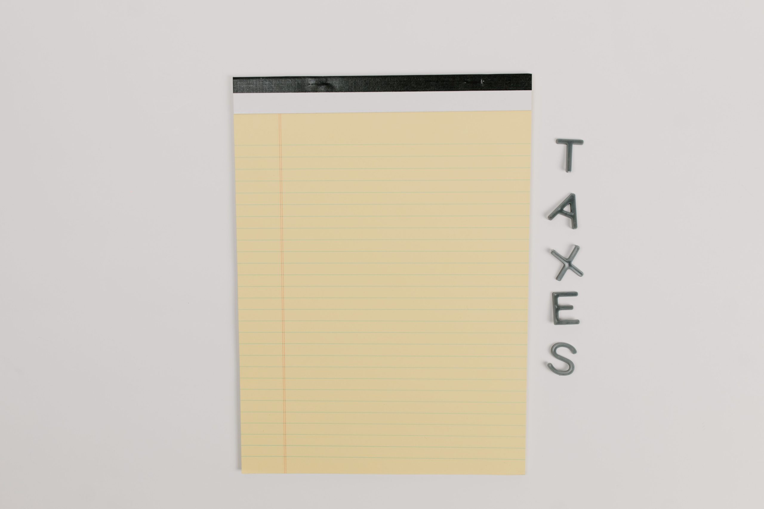 Bloc-notes jaune avec le mot TAXES écrit