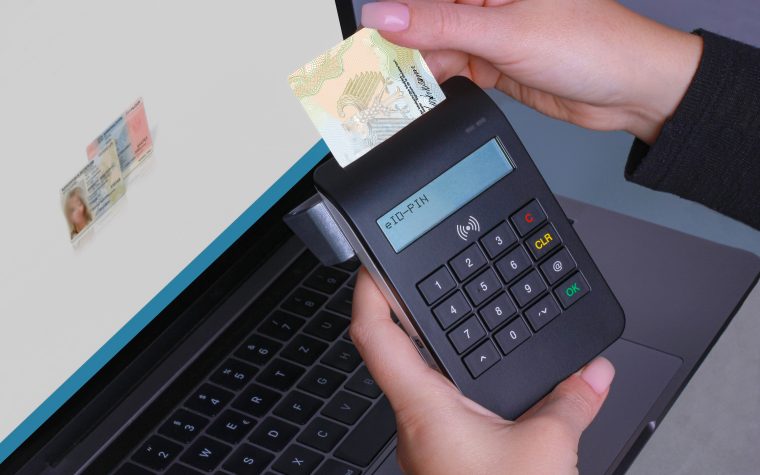 Personne utilisant appareil contactless pour vérification paiement