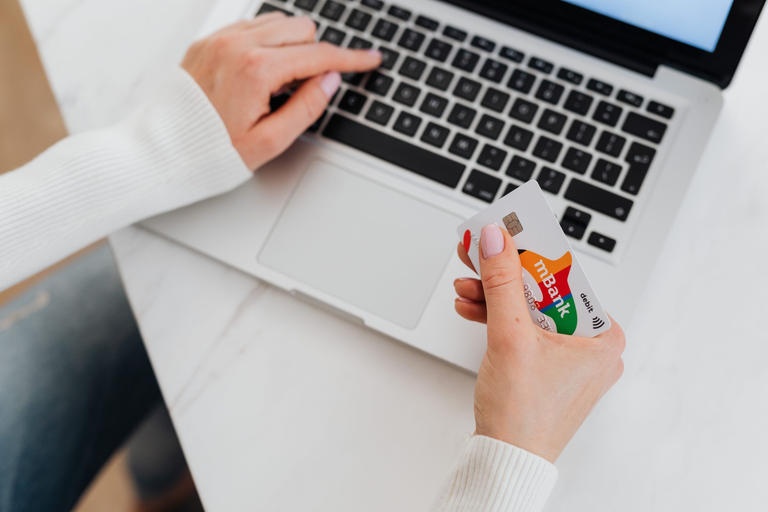 Homme utilisant ordinateur portable avec carte bancaire