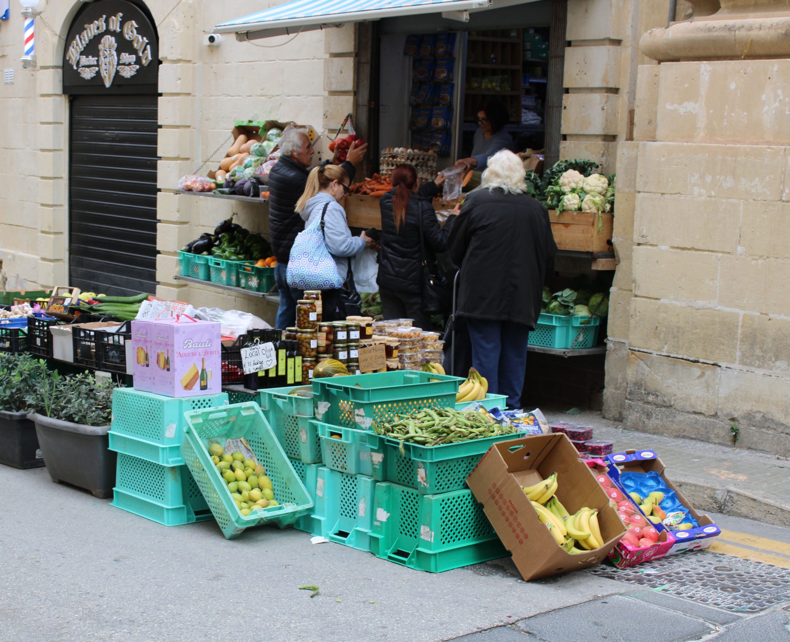 Marché animé clients achètent produits frais
