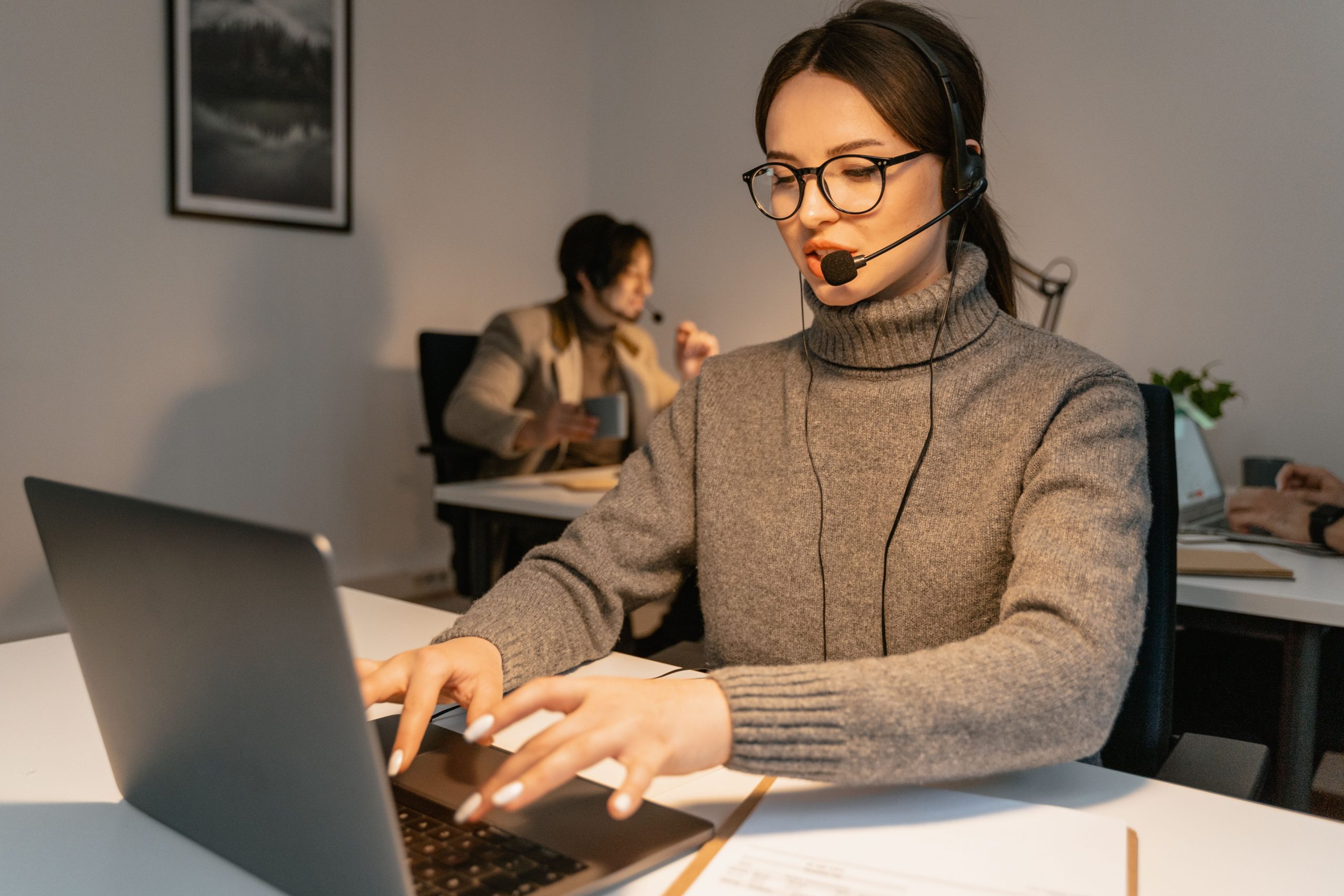Deux agents en centre d'appels offrant du support