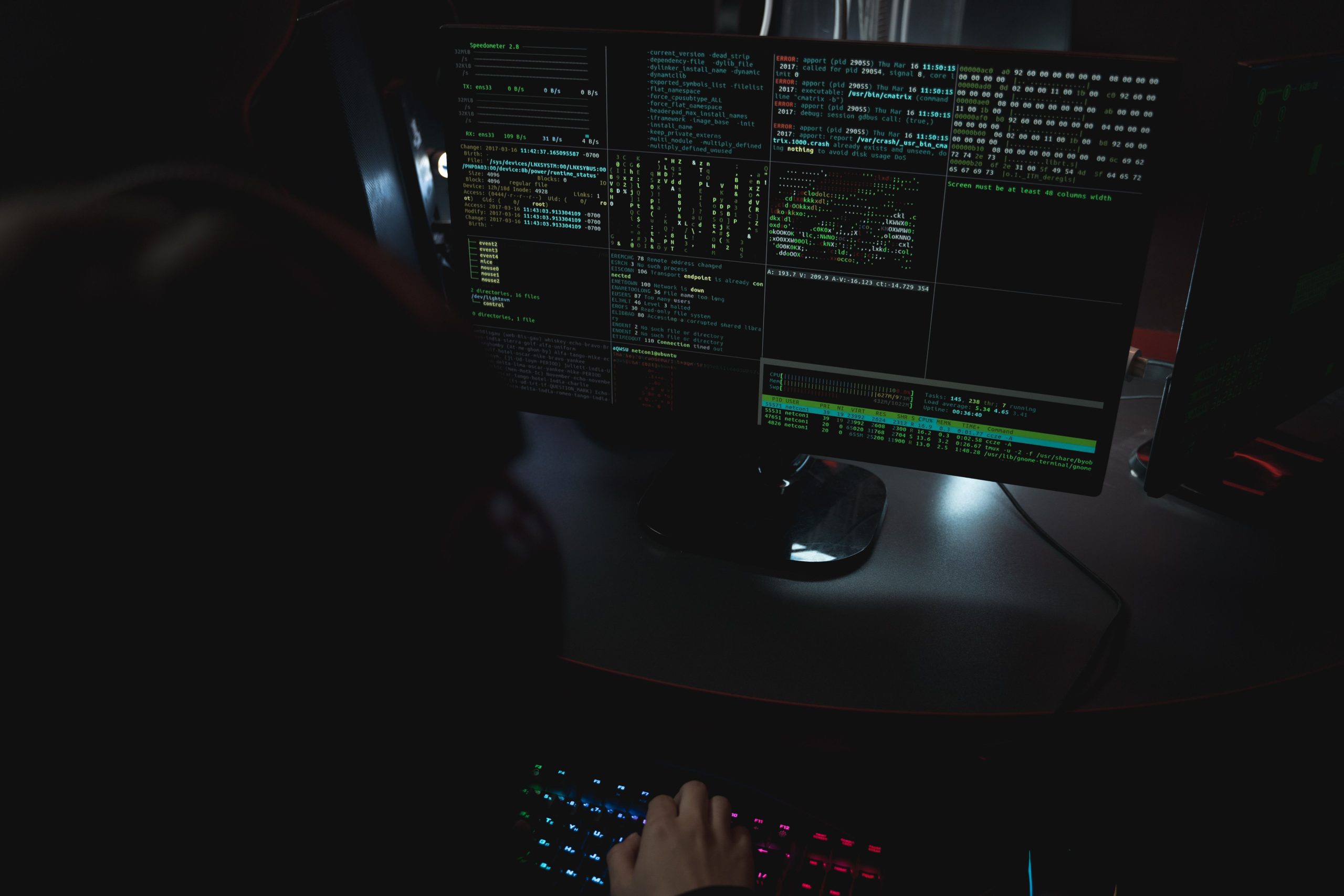 Moniteurs affichant code cybersécurité sombre