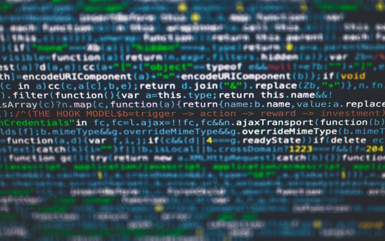 Code coloré affiché sur un écran d'ordinateur
