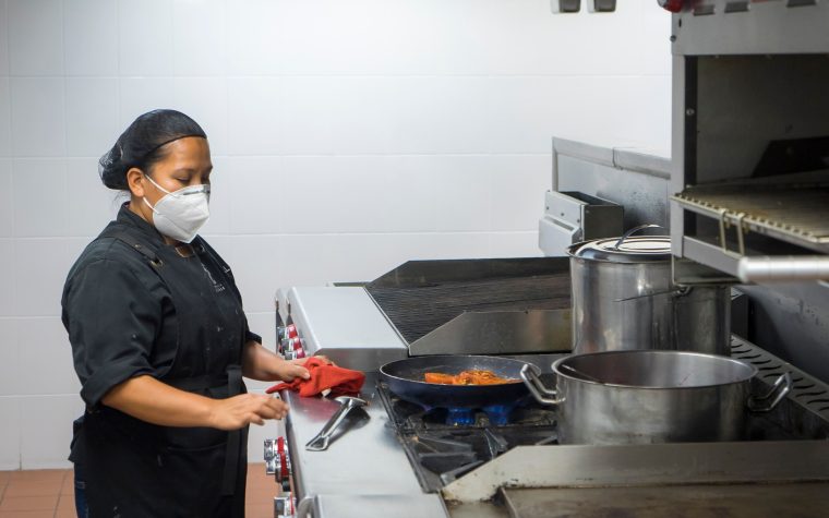 Chef en action dans une cuisine commerciale
