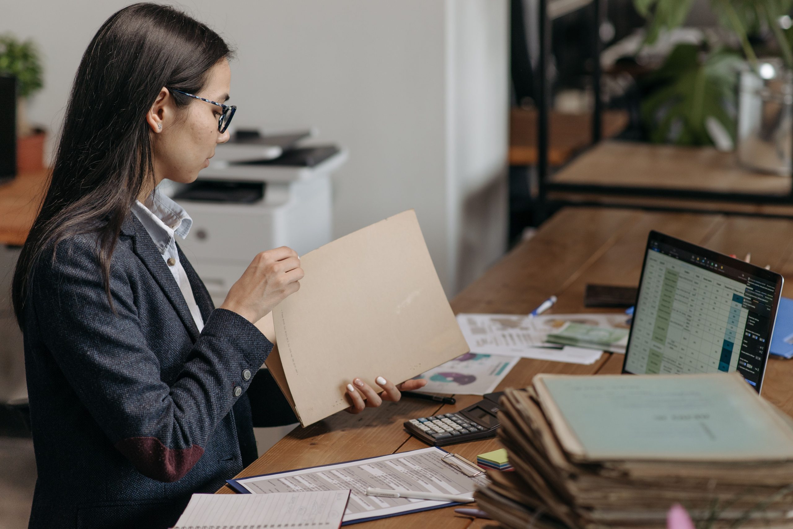 Femme professionnelle analyse documents bureau ordinateur
