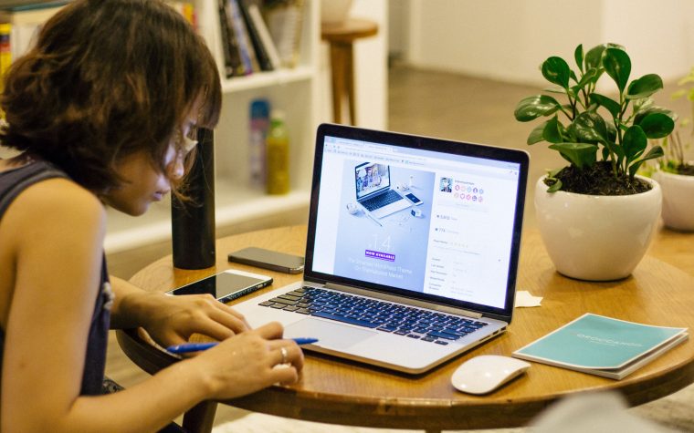 Femme travaillant à distance sur son laptop