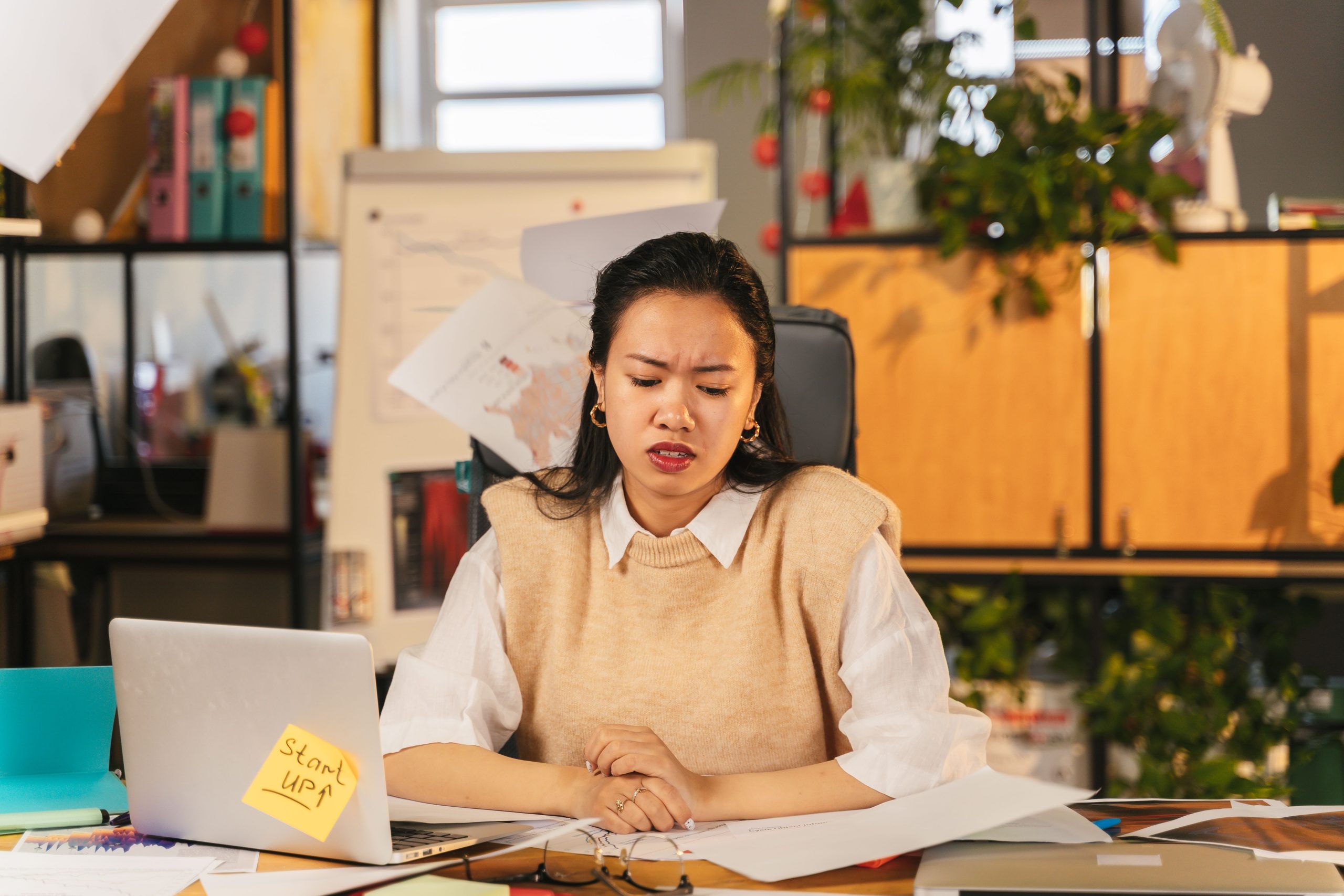 Travailleur frustré à son bureau encombré