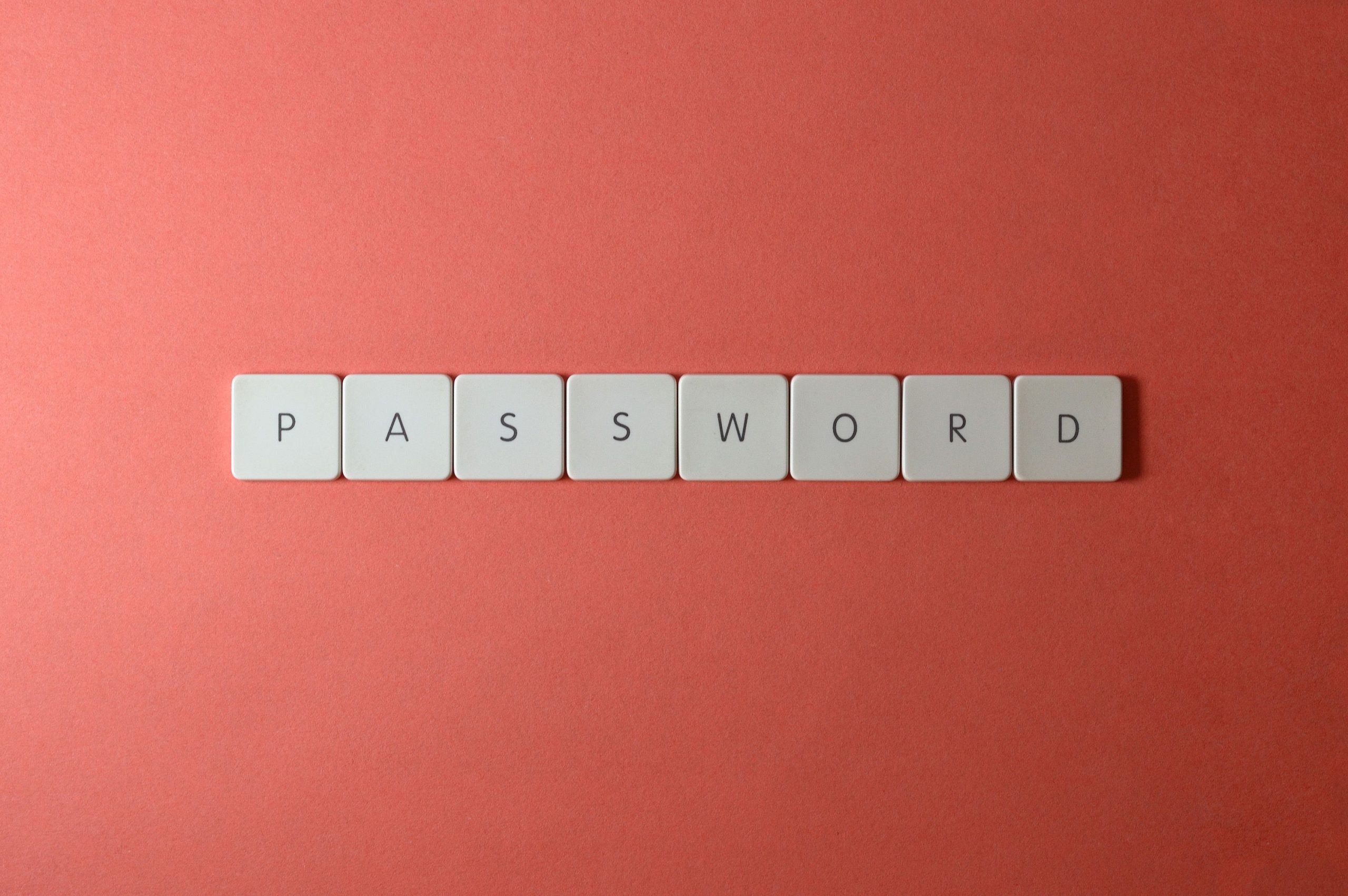 Clavier blanc avec le mot password sur fond corail