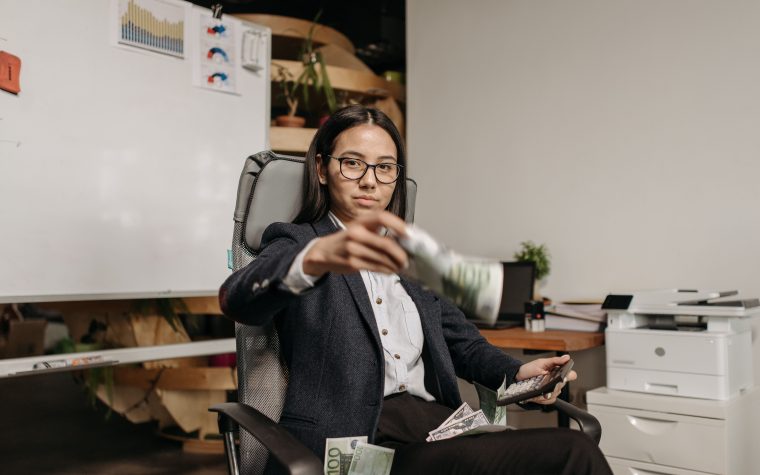 Femme d'affaires comptant des billets de dollars