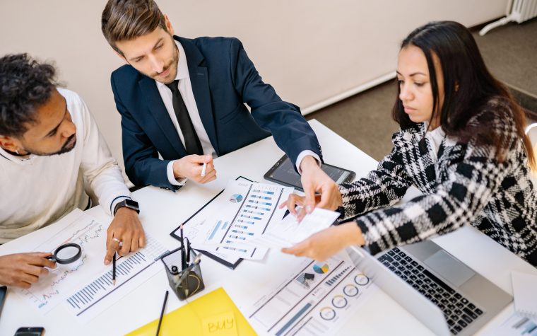 Professionnels discutant avec graphiques et documents