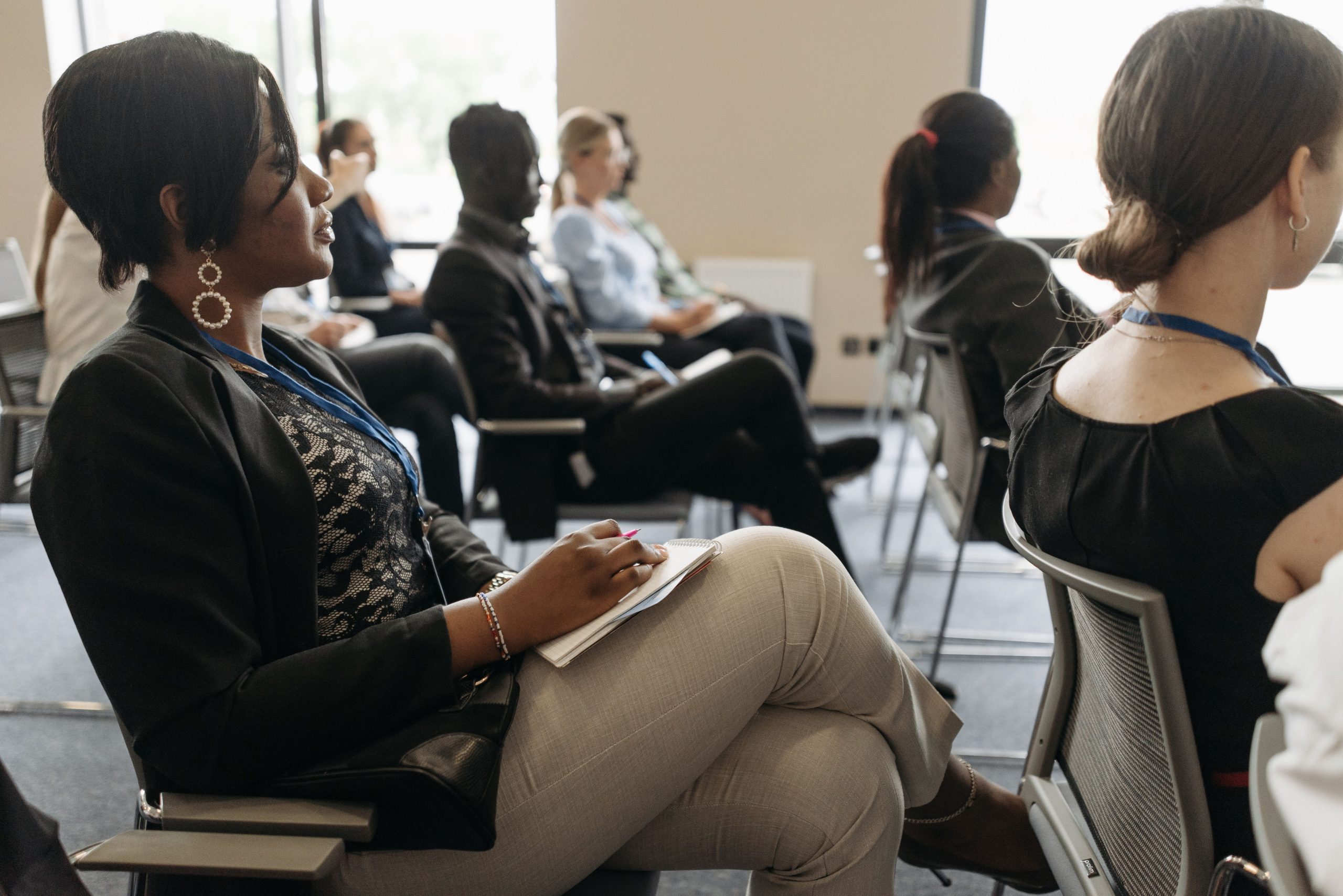 Participants ecoutant lors d'une conference professionnelle