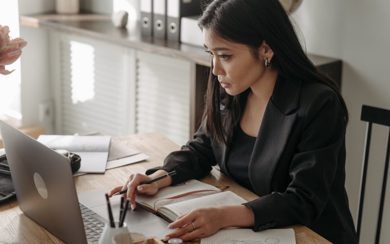Femme suivant une formation en ligne depuis son bureau