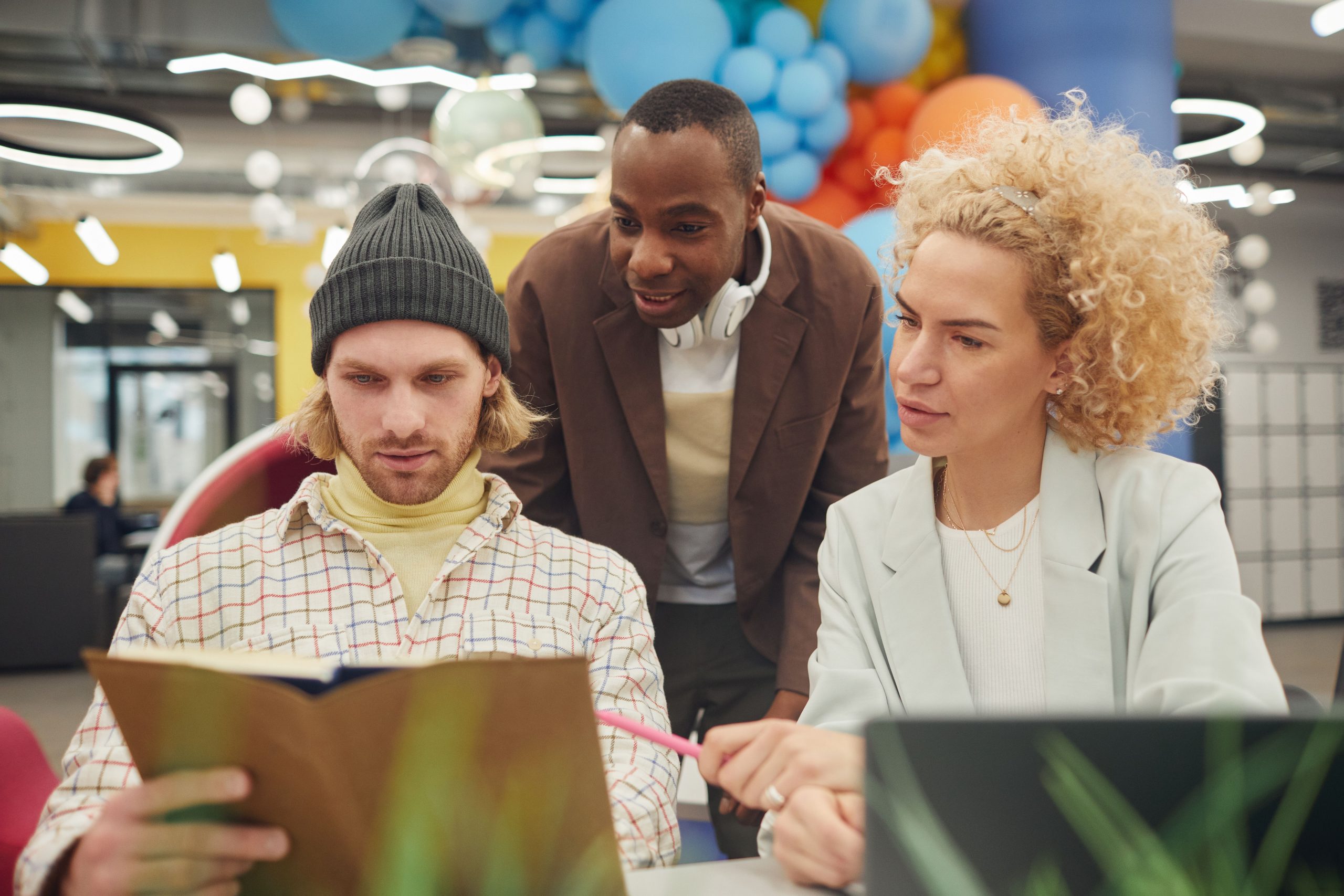Groupe de professionnels collaborant dans un bureau moderne
