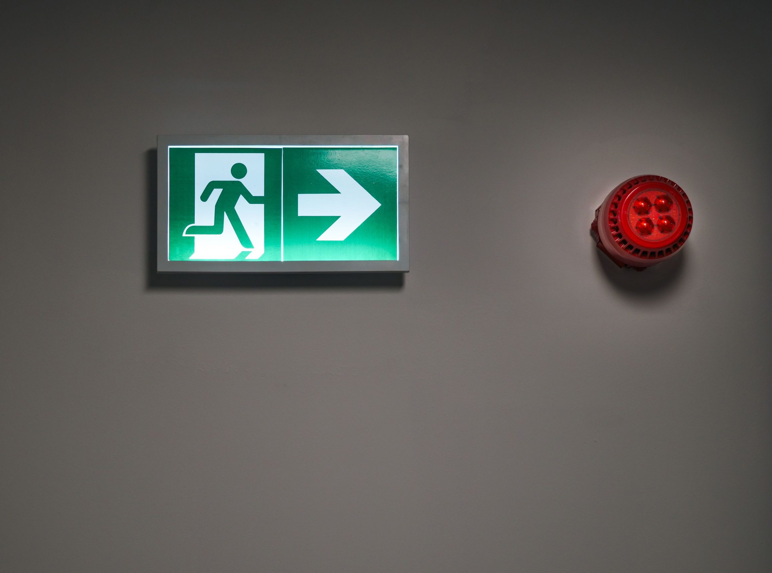 Sortie de secours et alarme en corridor
