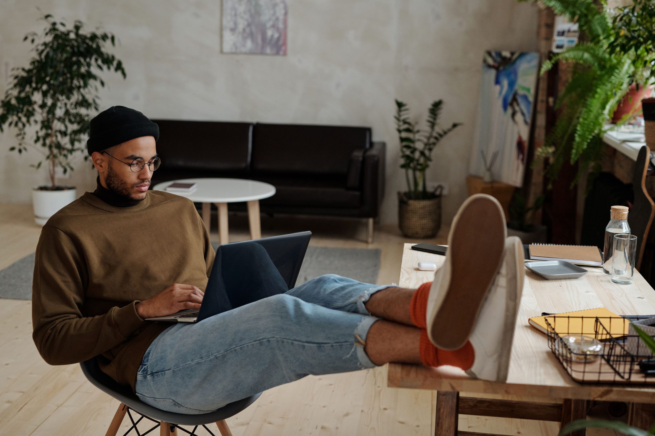 Homme freelance travaillant dans bureau moderne