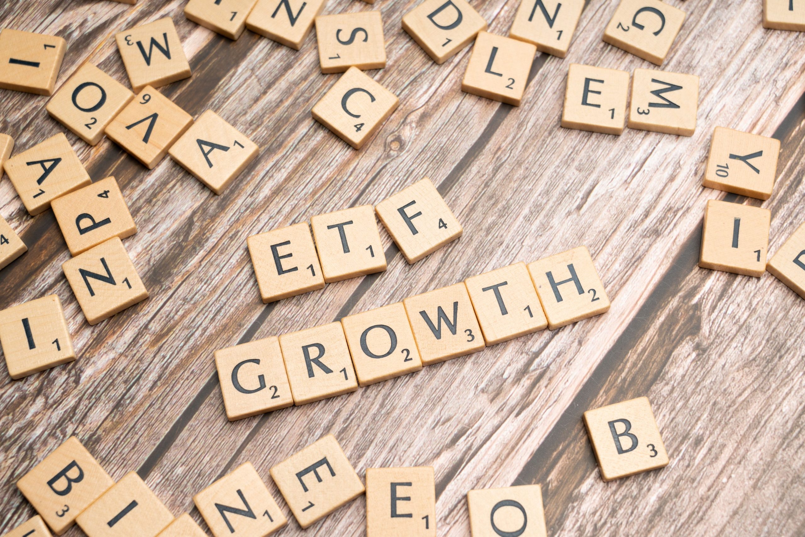Tuiles bois affichant croissance ETF strategie