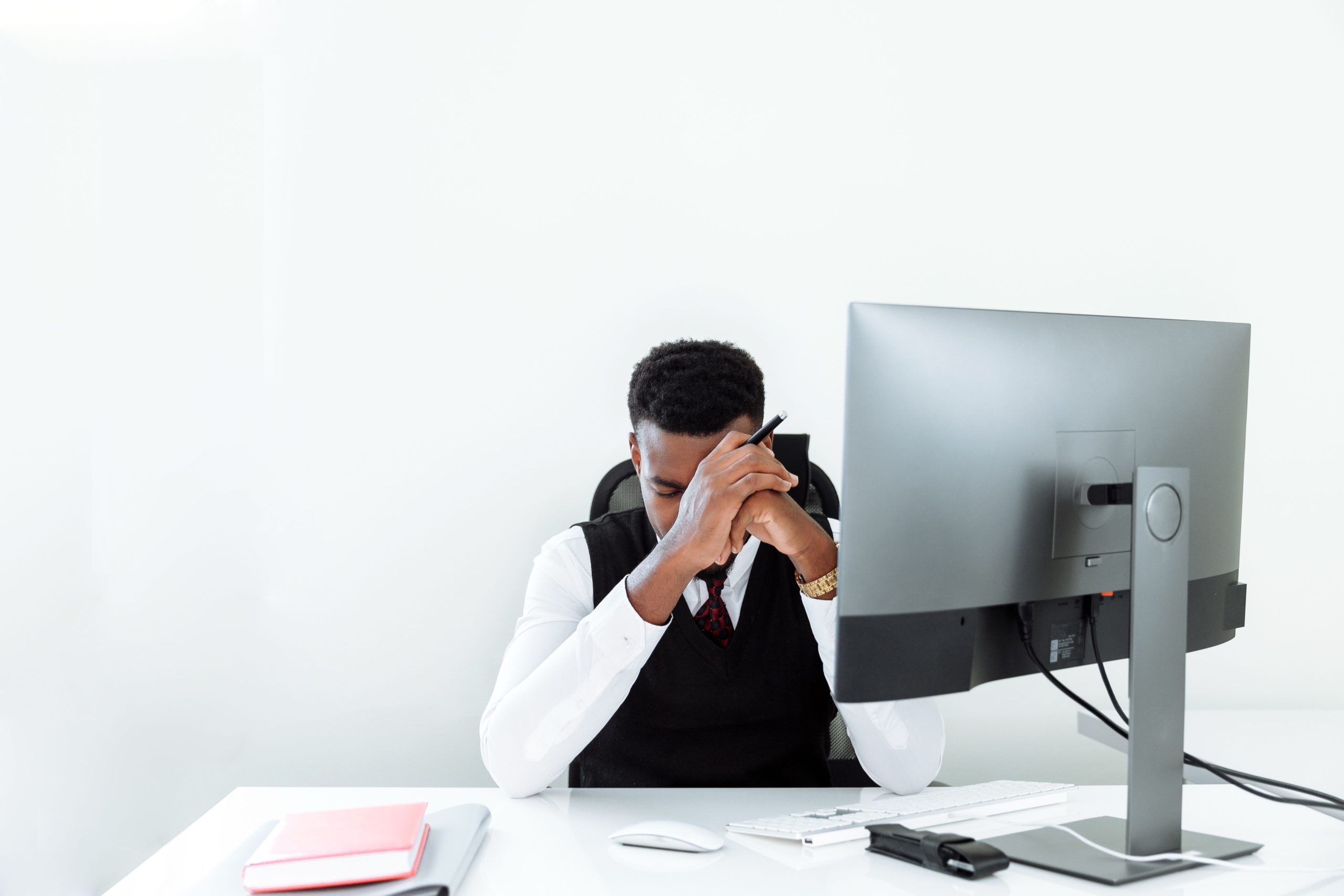 Homme d'affaires stressé travaillant à l'ordinateur