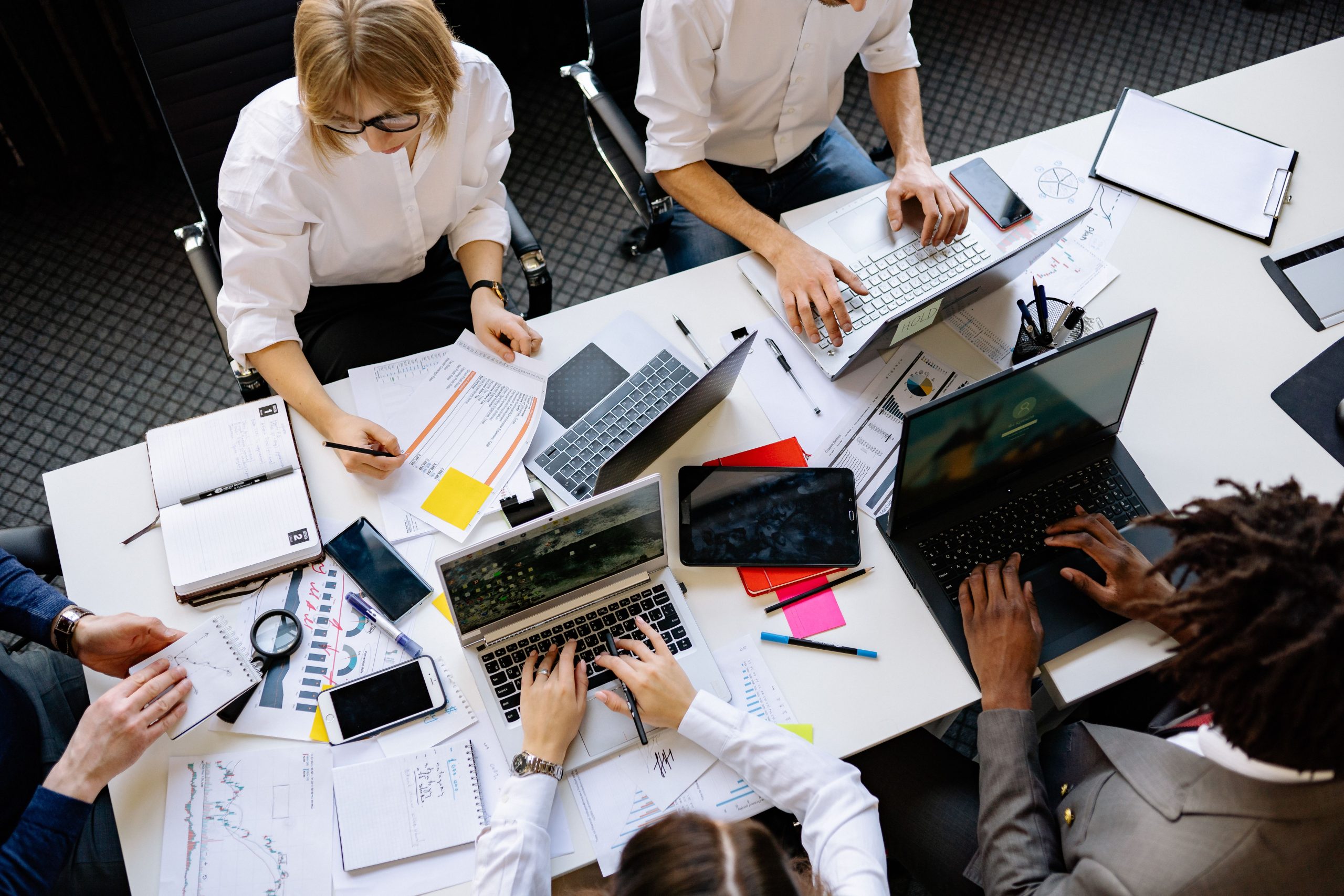 Scène dynamique de travail d'équipe en bureau avec professionnels