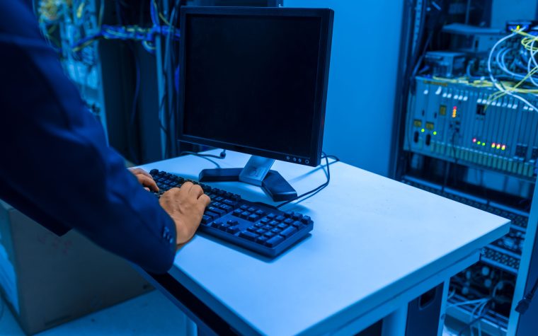 Professionnel IT gérant systèmes réseau serveur