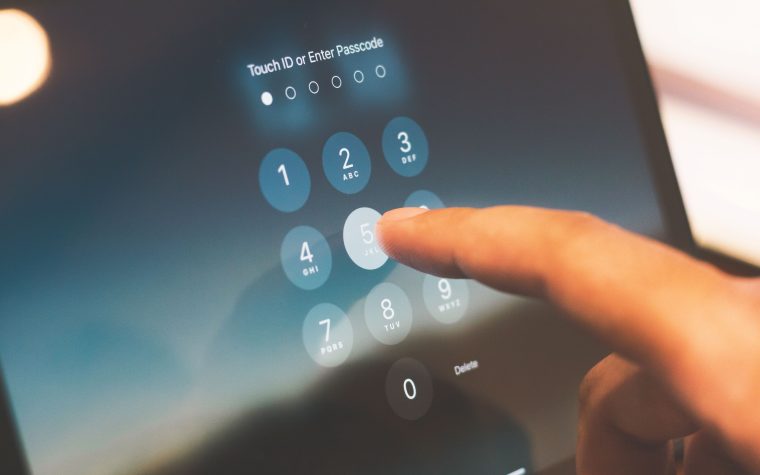 Doigt entrant un code sur écran de sécurité