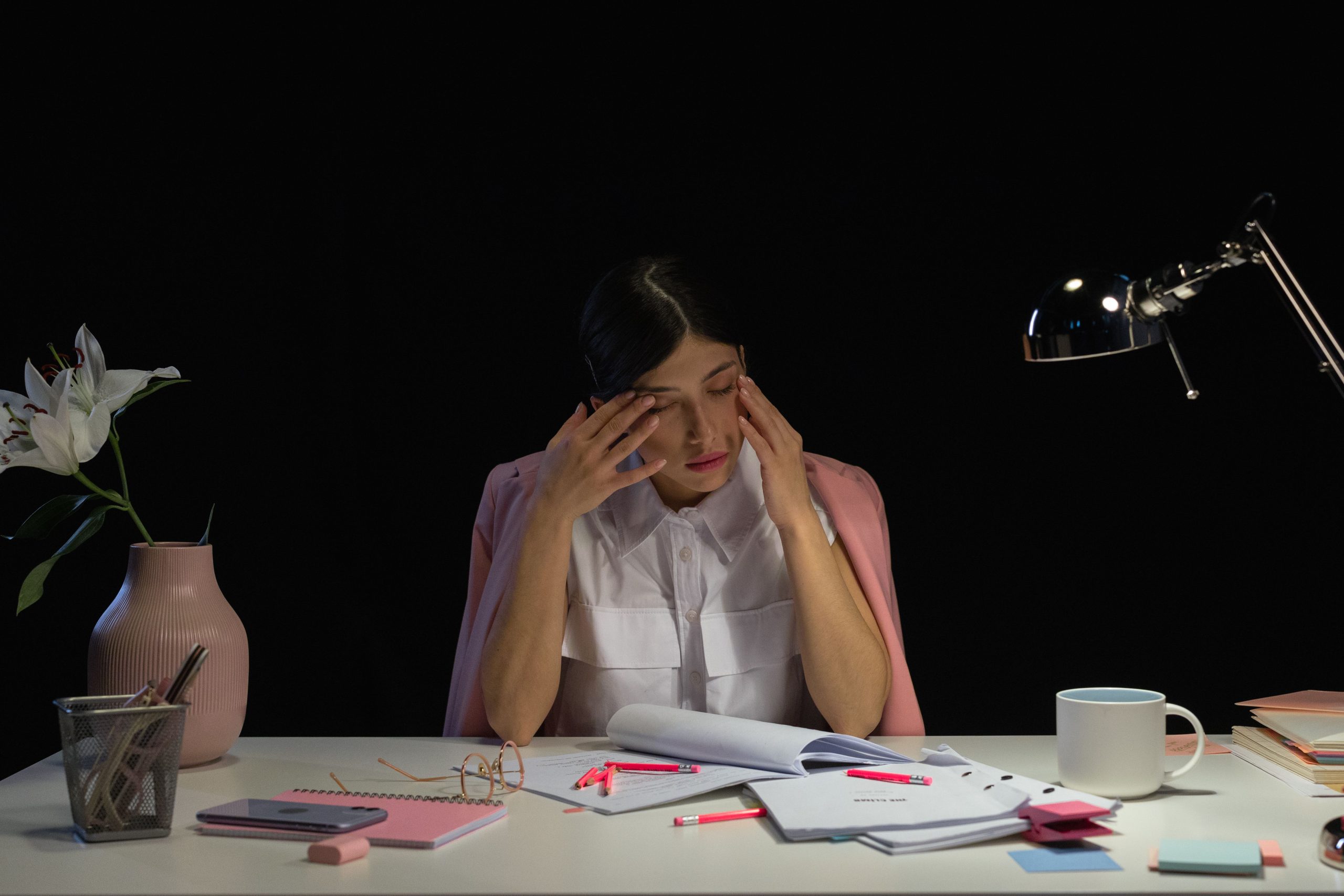 Femme fatiguee a son bureau tardif le soir