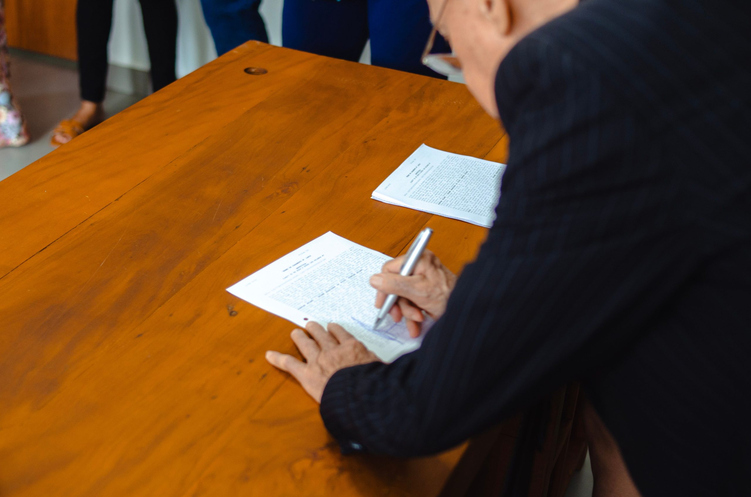 Homme d'affaires signant des documents officiels