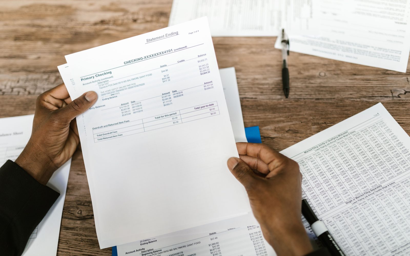 Mains tenant documents financiers pour analyse