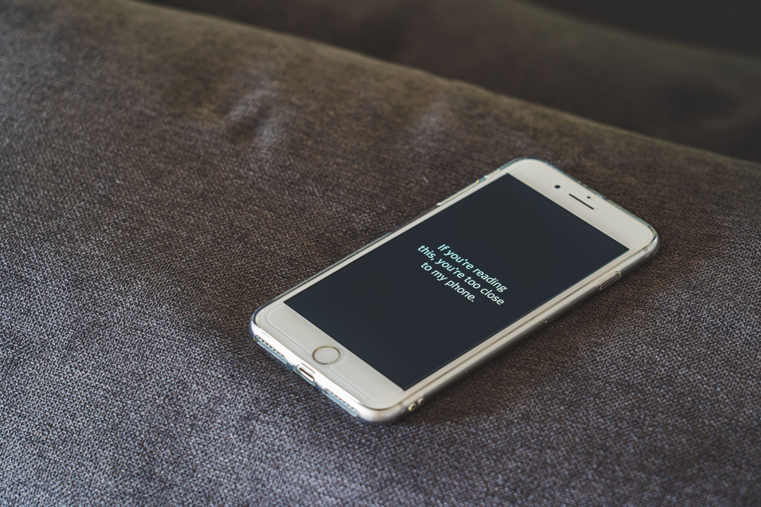 Smartphone avec message de confidentialité sur canapé