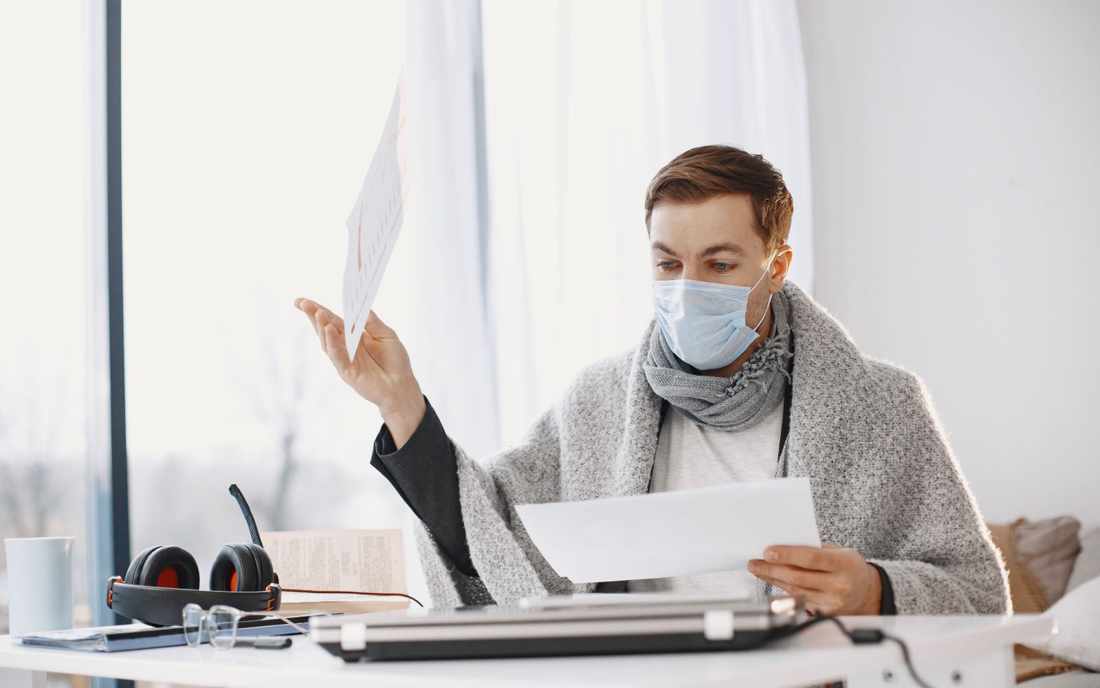 Homme malade travaillant à domicile sous couverture